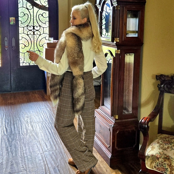 Crystal Fox Fur Boa Wrap in Original Box - Picture 6 of 17